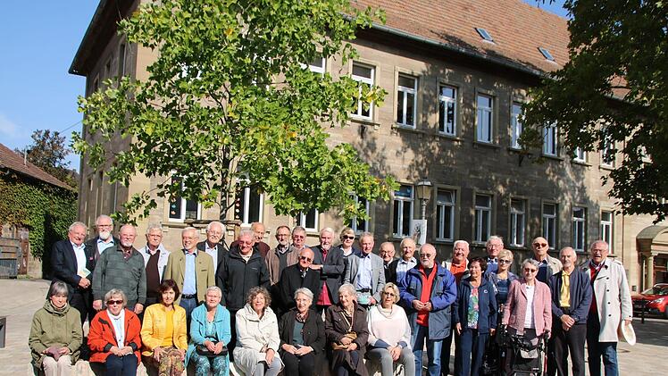 Zu einem Erinnerungsfoto fanden sich die Teilnehmer des Klassentreffen vor dem früheren Gymnasium zusammen. Thomas Malz