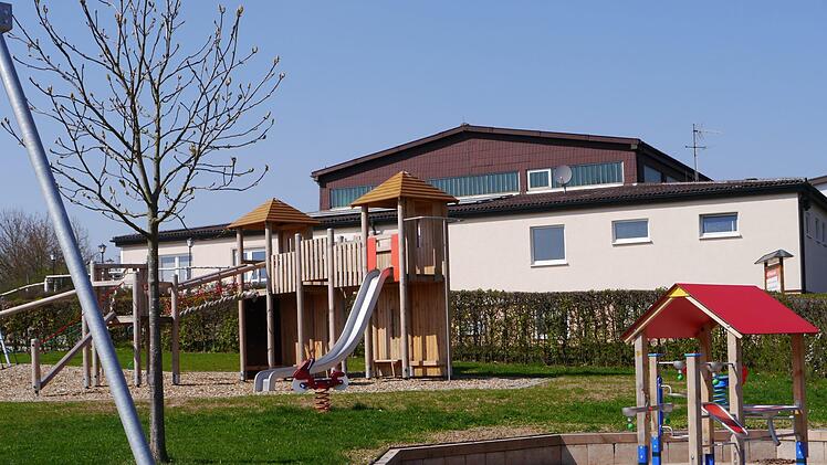 Ende April soll der Spielplatz am Sportzentrum in Schondra freigegeben werden.