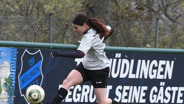 20 Jahre wird beim TSV Nüdlingen (im Bild: Martina Raab) bereits Frauenfußball gespielt. Foto: Hopf