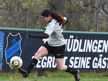 20 Jahre wird beim TSV Nüdlingen (im Bild: Martina Raab) bereits Frauenfußball gespielt. Foto: Hopf