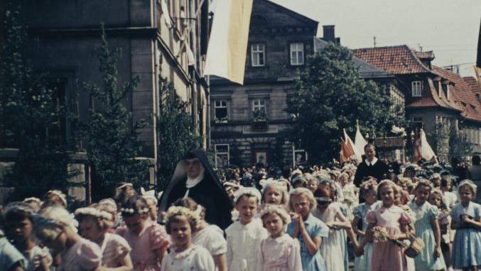 Schülerinnen bei der Fronleichnamsprozession 1954Walter Lieb