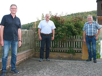 Michael Markart (links) und Manfred Rüttinger (rechts) sind seit 40 Jahren Mitglieder des Arbeiter- und Heimatvereins Oehrberg. Vorsitzender Egon Kessler (Mitte) gratulierte.