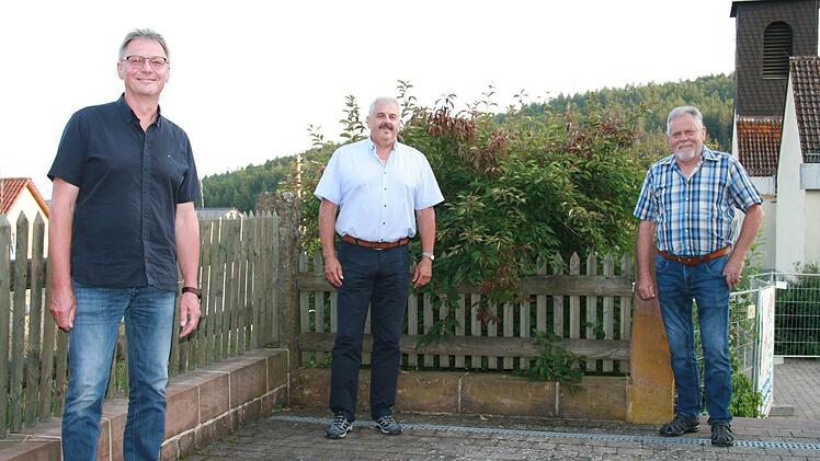 Michael Markart (links) und Manfred Rüttinger (rechts) sind seit 40 Jahren Mitglieder des Arbeiter- und Heimatvereins Oehrberg. Vorsitzender Egon Kessler (Mitte) gratulierte.