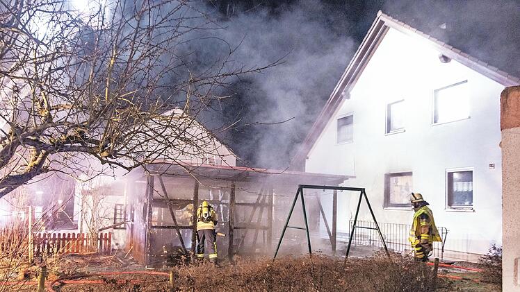 Die Gartenlaube ist niedergebrannt. Das Feuer drohte auf ein Wohnhaus überzugreifen.