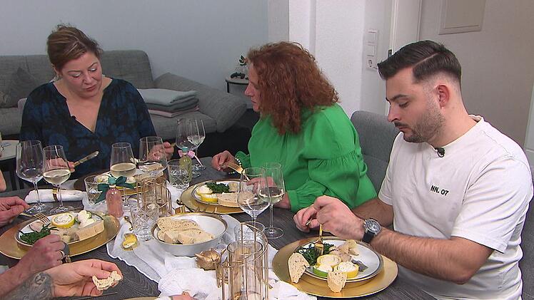 Sarah (45) serviert als Vorspeise Forelle, Jakobsmuscheln und Queller.