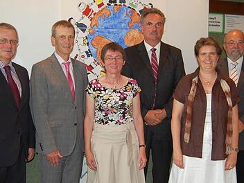 v.links: Bürgermeister Gotthard Schlereth, Schulrat Ruppert Kestler, Christine Hammerl, Rektor Hans Jürgen Hanna, Annette Renninger vom Personalrat, und der Rektor a.D. Winfried Albert. Foto: Günther Straub