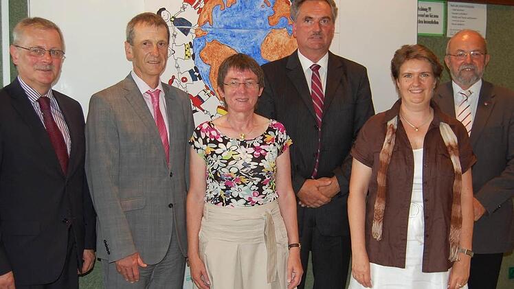 v.links: Bürgermeister Gotthard Schlereth, Schulrat Ruppert Kestler, Christine Hammerl, Rektor Hans Jürgen Hanna, Annette Renninger vom Personalrat, und der Rektor a.D. Winfried Albert. Foto: Günther Straub