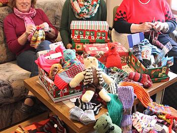 Kunterbunt und kuschelweich: Erika Reinhardt, Renate Strung und Betti Priebe wärmen mit ihren Weihnachtspaketen Körper und Seele.  Foto: Diana Fuchs