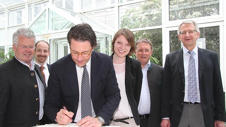 Der CSU-Generalsekretär Andreas Scheuer trug sich ins Ehrenbuch von Ireks ein. Auch Ludwig Freiherr von Lerchenfeld, der stellvertretende Landrat Jörg Kunstmann, die CSU-Bundestagsabgeordnete Emmi Zeulner und Oberbürgermeister Henry Schramm sowie Ireks-Geschäftsführer Jürgen Brinkmann freuten sich über den Besuch.