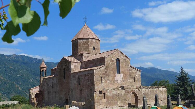 Hoch in den Bergen von Armenien liegt dieses malerische Felsenkloster. Eine Jugendgruppe hat hier ihr Lager aufgeschlagen. Foto: Manfred Wagner