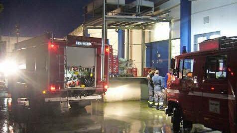 Die Feuerwehr Kronach war am frühen Morgen des Dienstags im E-Center im Einsatz.  Foto: Stefan Wicklein