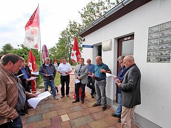 Ortstermin: Der Marktgemeinderat hat sich bereits im Juni im Maßbacher Freibad umgesehen. Bauhofleiter Waldemar Brust (3. von rechts) informierte damals die Marktgemeinderäte. Jetzt legte er einen detaillierteren Sanierungsplan vor. Archivfoto: Dieter Britz