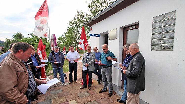 Ortstermin: Der Marktgemeinderat hat sich bereits im Juni im Maßbacher Freibad umgesehen. Bauhofleiter Waldemar Brust (3. von rechts) informierte damals die Marktgemeinderäte. Jetzt legte er einen detaillierteren Sanierungsplan vor. Archivfoto: Dieter Britz