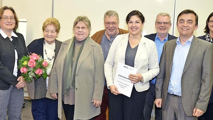 Der neugewählte VHS-Vorstand (von links): Susanne Daum, Johanna Strysio (ausgeschiedene Kassenprüferin), Elke Grötzner, Reinhard Autolny, Angela Hofmann, Heinz Tischler, Jens Korn und Annegret Kestler. Foto: K.- H. Hofmann