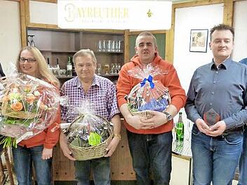 Der TSV Harsdorf ehrte langjährige Schauspieler. Unser Bild zeigt (von links) Vorsitzenden Manfred Zapf, Ramona Hofmann, Klaus Fischer, Stephan Hereth, Tobias Gewinner und Klaus Gewinner.  Foto: Werner Reißaus