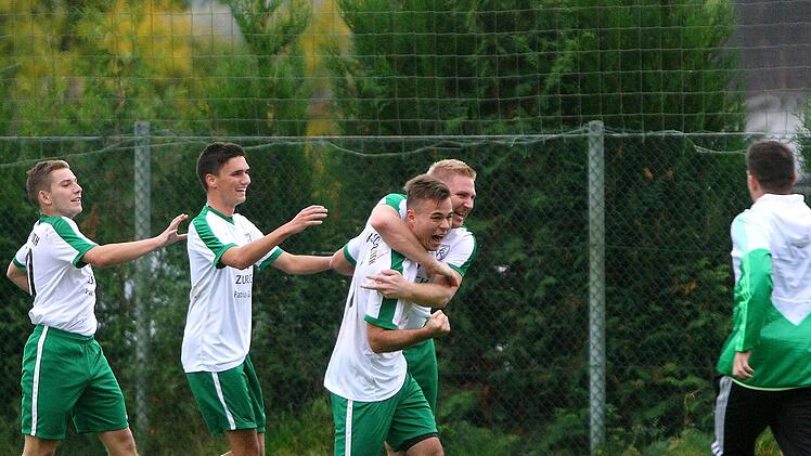 Der VfR Katschenreuth freut sich über das vierte Tor beim 5:1-Sieg gegen ATS Kulmbach am 21. Oktober. Mit einer solchen Mannschaftsleistung will der VfR am Samstag Vorwärts Röslau schlagen.  Foto: Monika Limmer