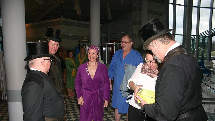 Auf große Resonanz stieß der Besuch der Schlotfeger Moritz Schmidtlein, Eiko Grußka und Otto-Norbert Grußka (von links) am Neujahrstag in der Therme Natur Bad Rodach. Geschäftsführerin Stine Michel versorgte die Männer in Schwarz mit ausreichend Glücksbringern. Foto: Martin Rebhan
