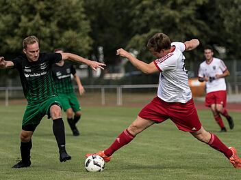 Der Staffelsteiner Fabian Fischer (rechts) behauptet den Ball beim 1:0-Erfolg über Heldritt. Foto:_Hartmut Klamm