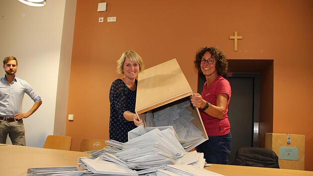 Kommenden Sonntag sind die Wahlhelfer in Hammelburg und im ganzen Freistaat wieder gefordert. Auf dem Archivbild leeren Silke Polz und Daniela Hofbauer die Urne bei der Landtagswahl 2018. Foto: Ralf Ruppert