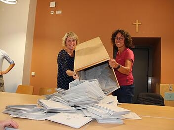 Kommenden Sonntag sind die Wahlhelfer in Hammelburg und im ganzen Freistaat wieder gefordert. Auf dem Archivbild leeren Silke Polz und Daniela Hofbauer die Urne bei der Landtagswahl 2018. Foto: Ralf Ruppert