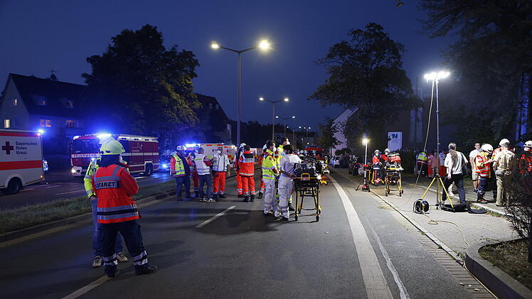 Mehrer Wohnungen in Flammen: Feuerwehr im Großeinsatz
