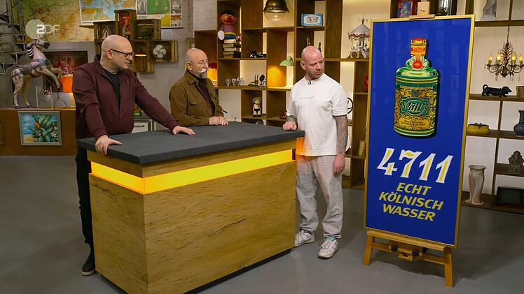 Für sein 4711-Werbeschild wollte der Verkäufer 200 bis 300 Euro haben. Experte Sven Deutschmanek sah wesentlich mehr: "Für dieses wunderschöne Glasschild bekommt man heutzutage zwischen 400 und 600 Euro."