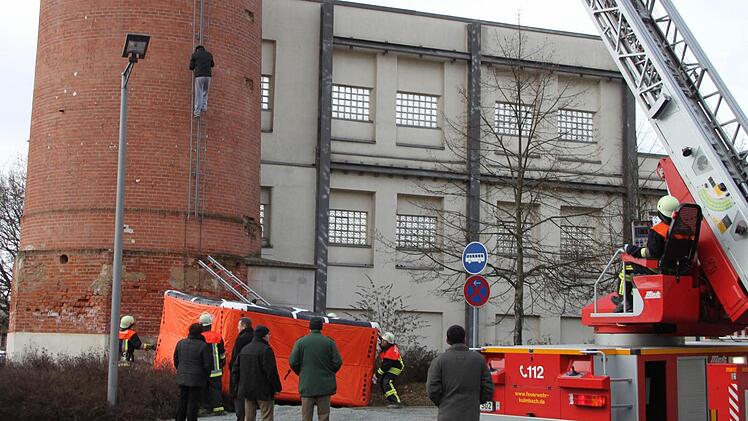 Aufatmen bei Polizei und Rettungskräften: Um 12.55 Uhr klettert der Mann vom Spinnerei-Schlot nach unten. Der verzweifelte Asylbewerber aus Afghanistan macht durch seine einstündige Aktion am Donnerstag darauf aufmerksam, dass er Angst hat, nach Afghanistan abgeschoben und dort getötet zu werden. Foto: Stephan Tiroch