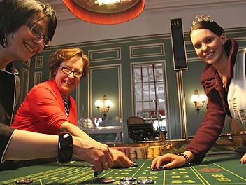 m Sondereinsatz für den guten Zweck am Tag der offenen Tür waren Spielbank-Chefin Heidrun Vorndran, Schirmherrin Karin Renner und die amtierende Rosenkönigin Luisa Matthes. Fotos: Gerd Schaar