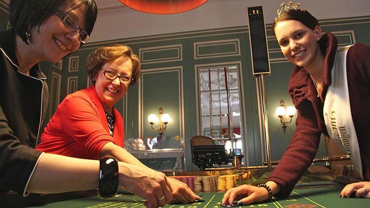 m Sondereinsatz für den guten Zweck am Tag der offenen Tür waren Spielbank-Chefin Heidrun Vorndran, Schirmherrin Karin Renner und die amtierende Rosenkönigin Luisa Matthes. Fotos: Gerd Schaar