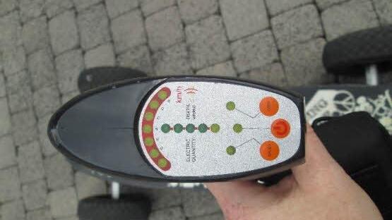 Per Handsteuerung kann man ein E-Skateboard fahren.