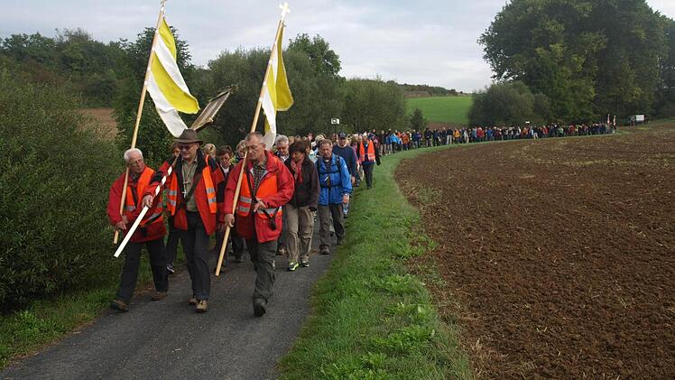 302 Wallfahrer sind auf ihrem Weg von Oerlenbach nach Retzbach.