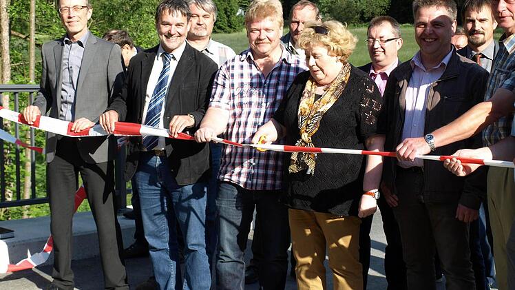 Brigitte Geiger, die einzige Frau im Marktgemeinderat Steinwiesen, gibt durch Zerschneiden des Bandes die Langenaubrücke für den Verkehr frei.Susanne Deuerling