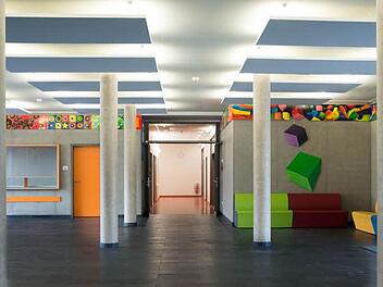 Eines von 70 fränkischen Beispielen: Das Jack-Steinberger-Gymnasium Bad Kissingen, Ersatzneubau und Sanierung. Architektur: Haindl+Kollegen, München. Besichtigung: Samstag 14 und 16 Uhr, Steinstraße 18. Foto: Alexandra Schneider
