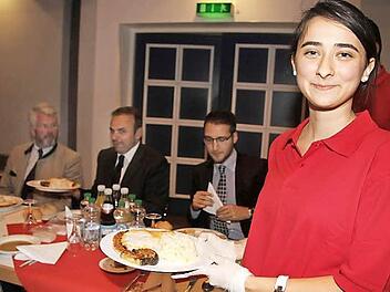 500 Portionen Essen hatten Frauen der türkischen Gemeinde für die Gäste vorbereitet. Foto: Sonja Adam