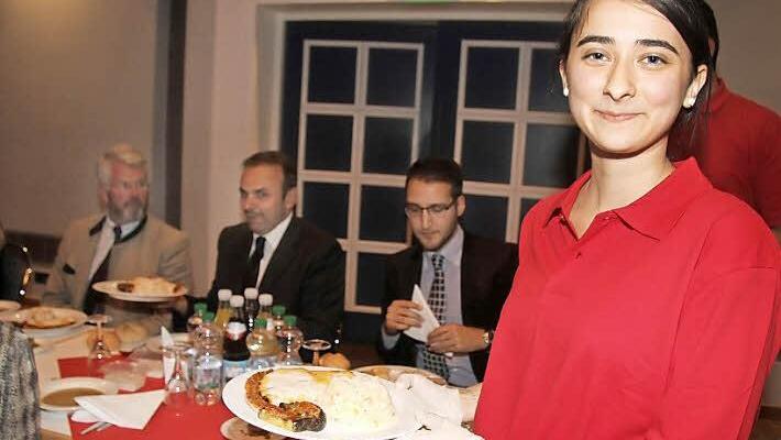 500 Portionen Essen hatten Frauen der türkischen Gemeinde für die Gäste vorbereitet. Foto: Sonja Adam