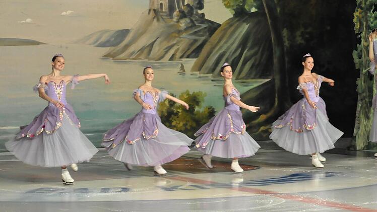 Perfektion auf dem Eis bot das St. Petersburger Eisballett bei "Schwanensee" in der Bad Kissinger Eishalle. Foto: Klopf