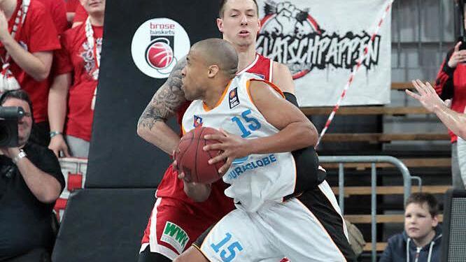 Auf die Verteidigung ist Verlass: Hier stoppt Daniel Theis (hinten) den MBCler Darryl Webb. Foto: sportpress