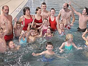 Fühlen sich auch im Wasser zu Hause: die Kinder, denen das BRK Ebern das Schwimmen beibringt. Foto: Helmut Will
