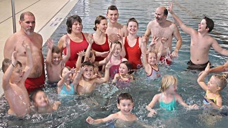 Fühlen sich auch im Wasser zu Hause: die Kinder, denen das BRK Ebern das Schwimmen beibringt. Foto: Helmut Will