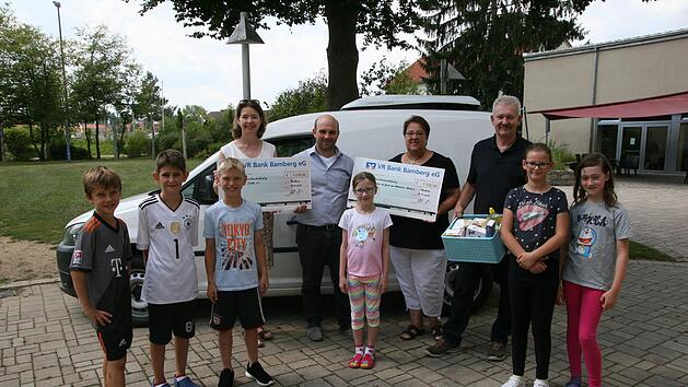 Zwischen sechs und elf Runden zu 1000 Meter haben diese M&auml;dchen und  Buben auf dem Gel&auml;nde der Hirschaider Grund- und Mittelschule zur&uuml;ckgelegt, um sich Spenden von ihren Verwandten und Freunden zu verdienen. 7000 Euro kamen so zusammen. Der Betrag wird auf den  F&ouml;rderverein der Schule und das "Hirschaider K&ouml;rbla" aufgeteilt. Mit den  Empf&auml;ngern Elke Eberl, Stefanie John und Georg Eichhorn freute sich auch  Schulleiter Christian Neund&ouml;rfer &uuml;ber das gute Werk der Schulkinder. &nbsp;Foto: Werner Baier