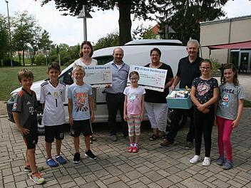 Zwischen sechs und elf Runden zu 1000 Meter haben diese M&auml;dchen und  Buben auf dem Gel&auml;nde der Hirschaider Grund- und Mittelschule zur&uuml;ckgelegt, um sich Spenden von ihren Verwandten und Freunden zu verdienen. 7000 Euro kamen so zusammen. Der Betrag wird auf den  F&ouml;rderverein der Schule und das "Hirschaider K&ouml;rbla" aufgeteilt. Mit den  Empf&auml;ngern Elke Eberl, Stefanie John und Georg Eichhorn freute sich auch  Schulleiter Christian Neund&ouml;rfer &uuml;ber das gute Werk der Schulkinder. &nbsp;Foto: Werner Baier