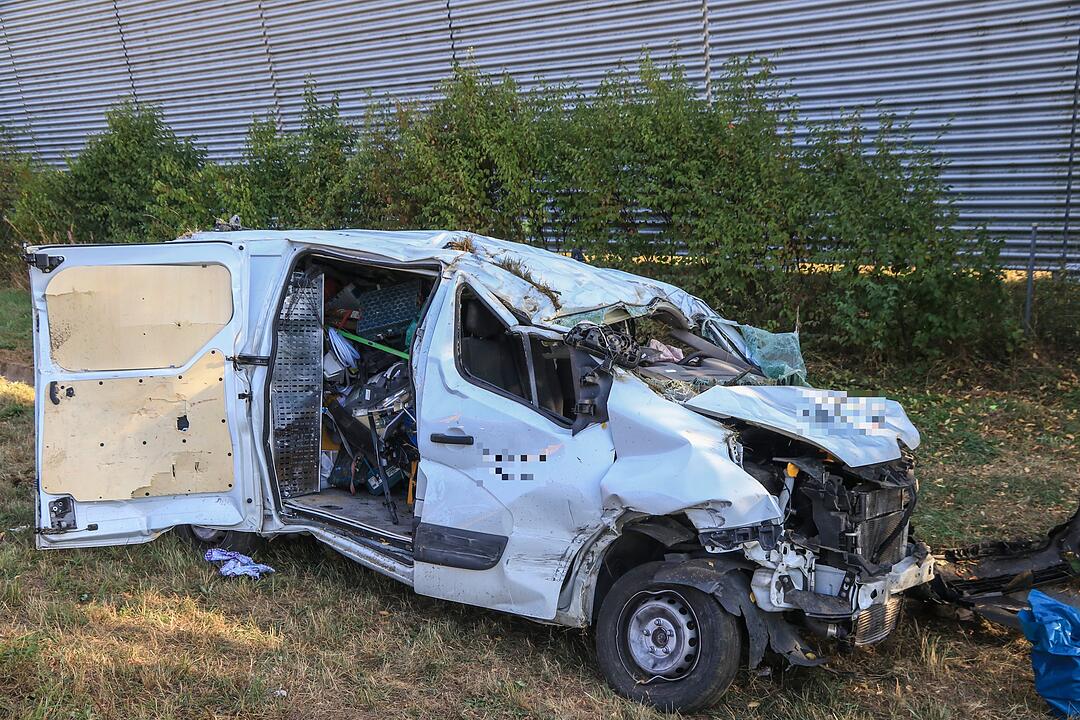 Auf der A70 bei Stadelhofen: Transporter  durchbricht Leitplanke – zwei Verletzte