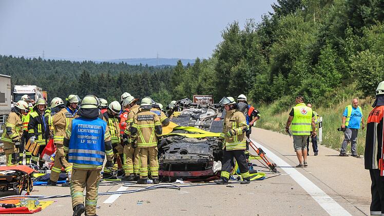 Im Landkreis Coburg ist am Montag ein schwerer Unfall passiert, bei dem ein Auto auf dem Dach auf der A73 landete. Foto: NEWS5 / Merzbach