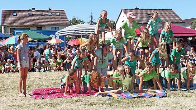 Die Schüler bildeten eine Menschenpyramide.  Foto: privat