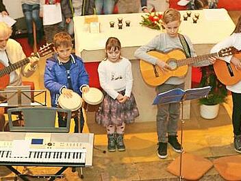 Musiklehrer Michael Reif, Laurin Winkler, Luisa Weidner, Leonard Hellmuth und Emma Rebhan (von links) von der Musikschule Bad Staffelstein hatten beim Adventskonzert ihren Auftritt.