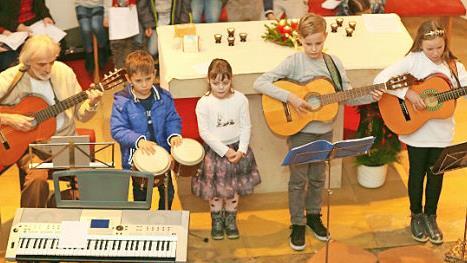 Musiklehrer Michael Reif, Laurin Winkler, Luisa Weidner, Leonard Hellmuth und Emma Rebhan (von links) von der Musikschule Bad Staffelstein hatten beim Adventskonzert ihren Auftritt.