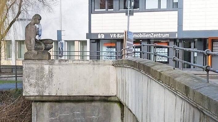 Die Mohrenbrücke heißt nicht nur wegen der Mohrenstraße so: Auf einem Medaillon an der Brüstung war einst ein Kopf des Stadtheiligen Mauritius ("Mohr") zu sehen. Foto: Simone Bastian