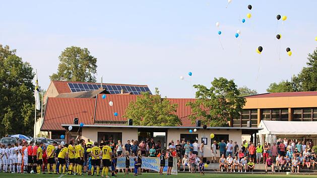 Zur Saisoner&ouml;ffnung der Bezirksliga-Spielzeit 19/20 flogen Luftballons &uuml;ber den Thulbaer Sportplatz vor dem Spiel gegen den FC Westheim. Wenn der Ball endlich wieder rollt, wird dies ein weiterer "erhebender" Moment f&uuml;r alle Fu&szlig;baller sein. Foto: Sebastian Schmitt