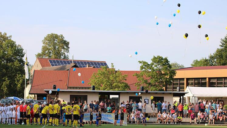 Zur Saisoneröffnung der Bezirksliga-Spielzeit 19/20 flogen Luftballons über den Thulbaer Sportplatz vor dem Spiel gegen den FC Westheim. Wenn der Ball endlich wieder rollt, wird dies ein weiterer "erhebender" Moment für alle Fußballer sein. Foto: Sebastian Schmitt
