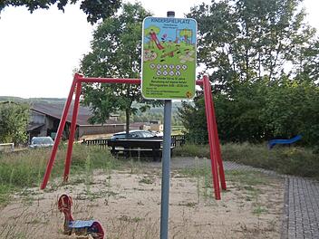 Der zurzeit gesperrte Spielplatz Wengert in Untertheres soll unter Bürgerbeteiligung zu einem multifunktionalen Mehrgenerationenspielplatz werden. Ein Verkauf des Grundstückes als Bauplatz ist somit vom Tisch. Zahlreiche Bürger hatten mit ihren Unterschriften für einen Spielplatz geworben.